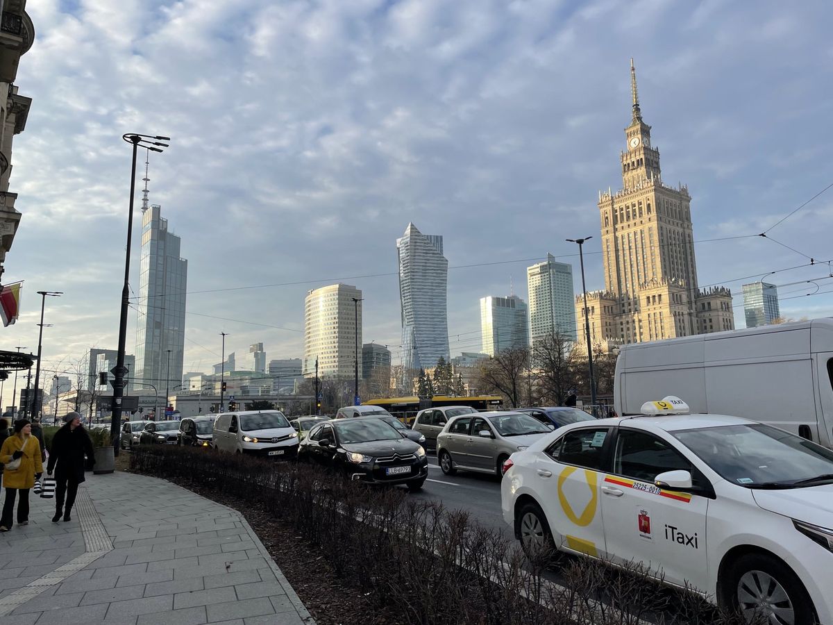 Der Kulturpalast in Warschau neben dem Hochhaus Varso Tower