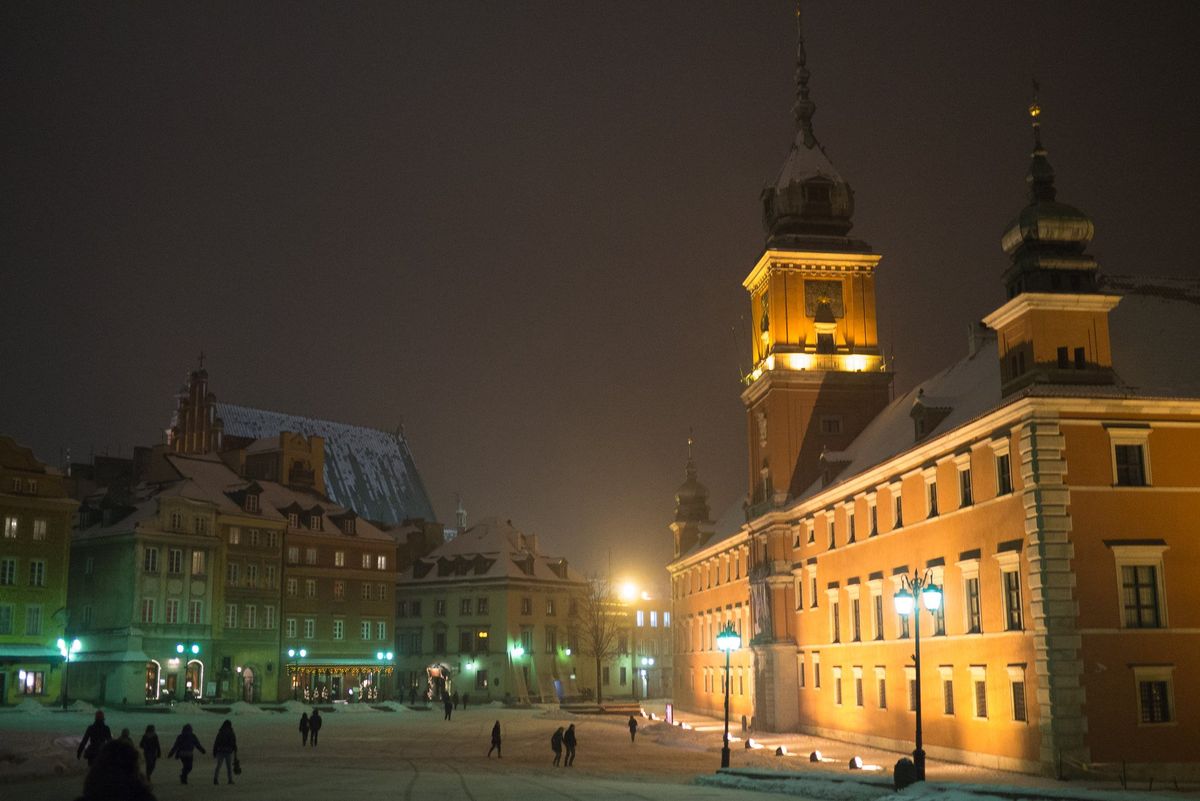 Der Schlossplatz in Warschau mit dem Königsschloss bei Nacht