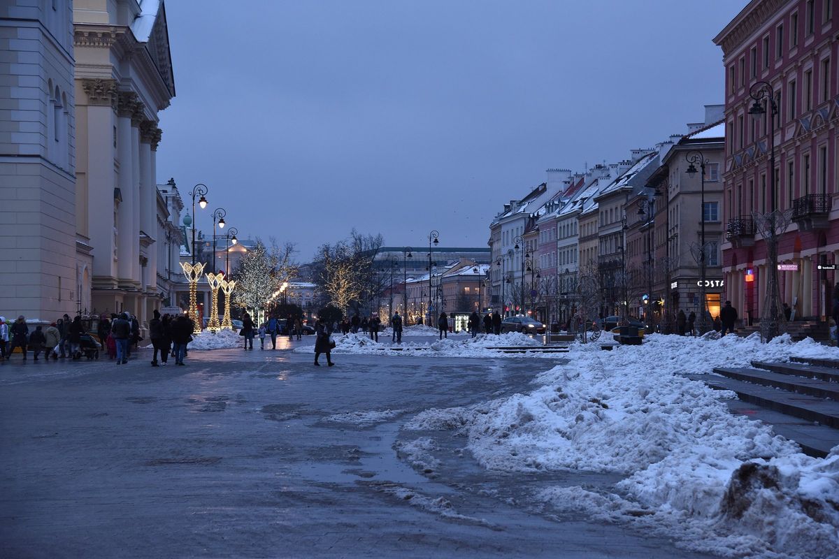 Eine verschneite Straße in Warschau im Januar