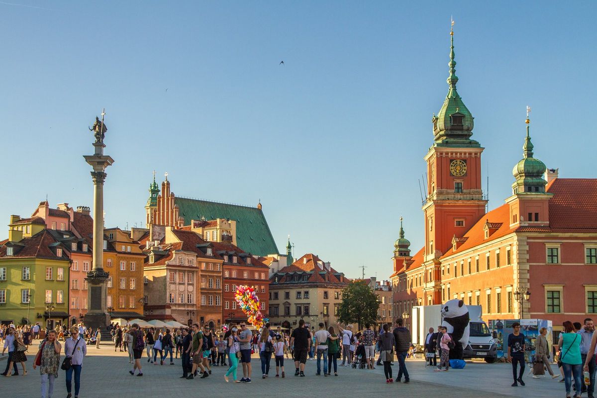 Der Schlossplatz in Warschau mit Sigismundsäule und Altstadthäusern