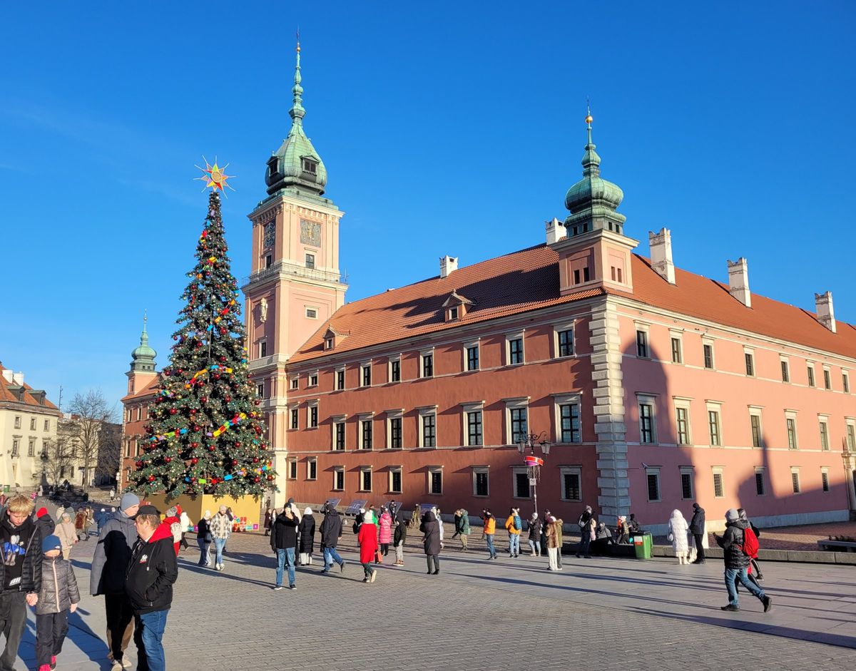 Der Schlossplatz in Warschau mit Weihnachtsbaum und Königsschloss