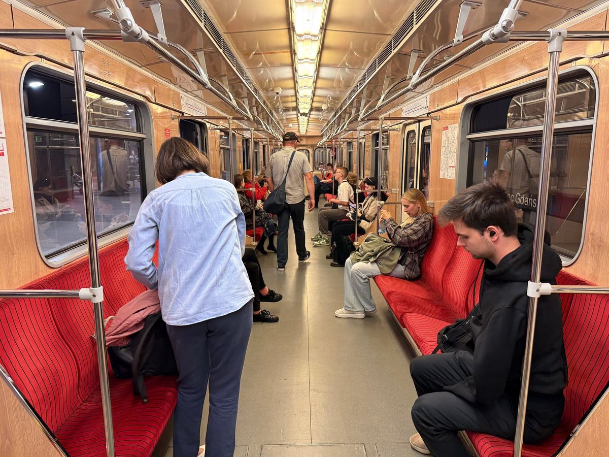 Im Innenraum eines Zuges der Warschauer Metro