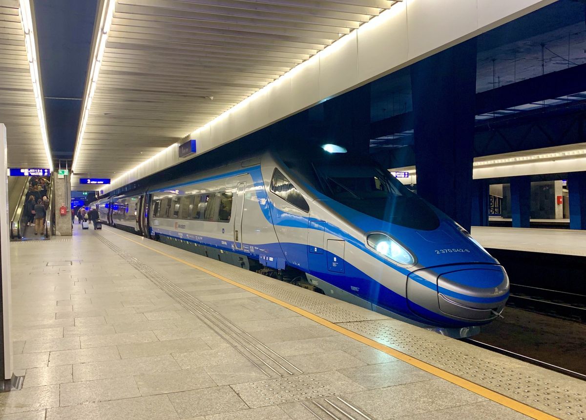 Ein Schnellzug am Bahnhof Warszawa Centralna