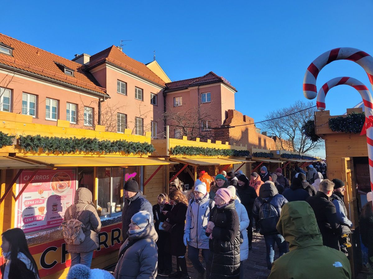 Weihnachtsmarkt an der Barbakane in Warschau